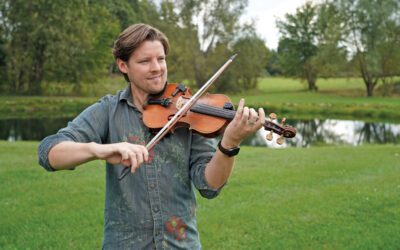 Steve Lesko playing a fiddle