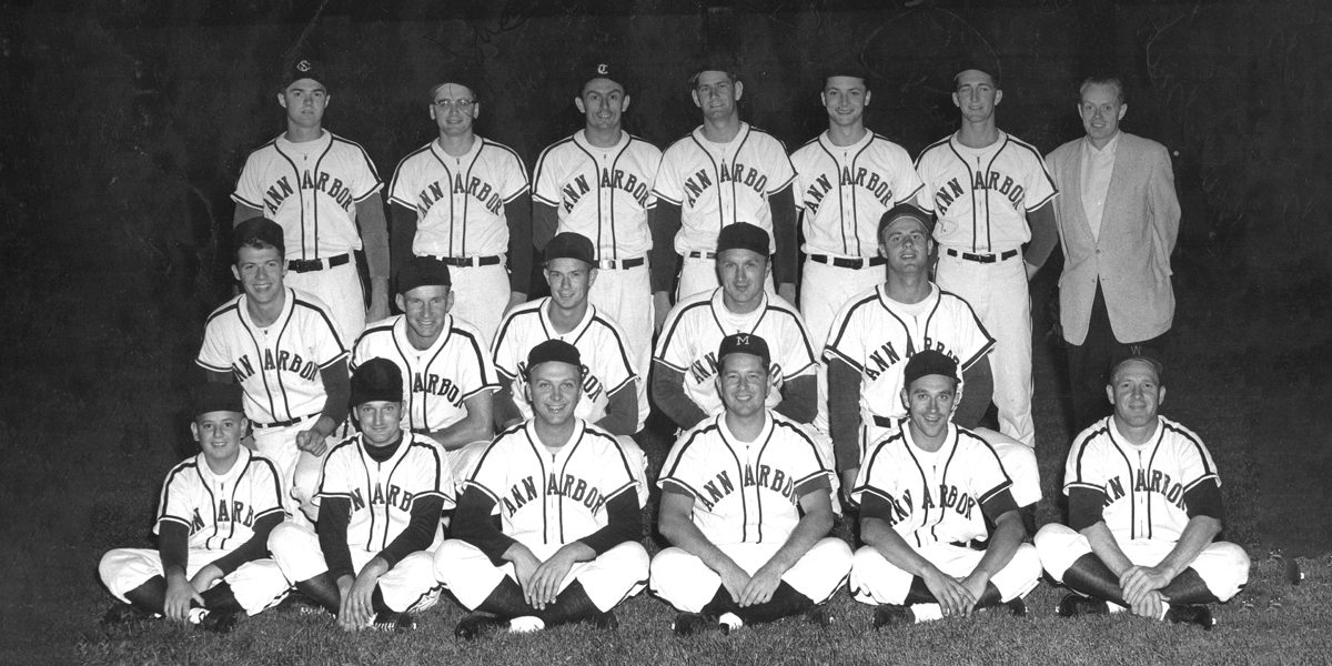 A black-and-white photo of a baseball team posing for a picture.