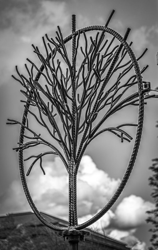 Black-and-white photo of a sculpture of a tree